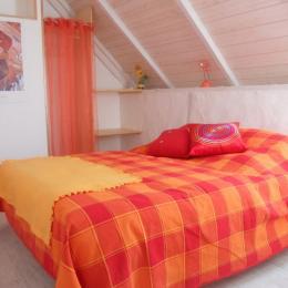chambre 1 à l'étage avec lit 140 aux couleurs bigoudènes - Location de vacances - Penmarc'h