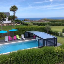 piscine couverte vue de la terrasse - Location de vacances - Cléder