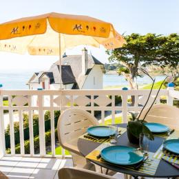 la terrasse, la table est pliante et vous pouvez installer les chaises longues l'après midi - Location de vacances - Bénodet