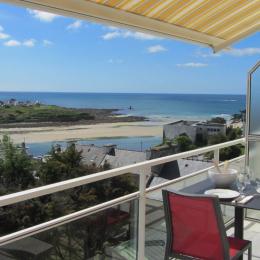 Terrasse spacieuse avec store banne et une très belle vue mer - Location de vacances - Audierne