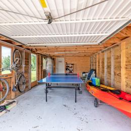 La première salle de jeux: ping-pong-canoë, vélos, paddle...) - Location de vacances - Cléder