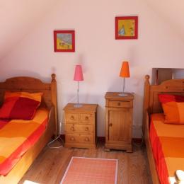 chambre 2 à l'étage avec 2 lits 90 - Location de vacances - Douarnenez