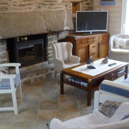 Salon avec TV et cheminée - Location de vacances - Plouguerneau