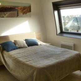 chambre avec lit 140 et placard penderie - Location de vacances - Fouesnant