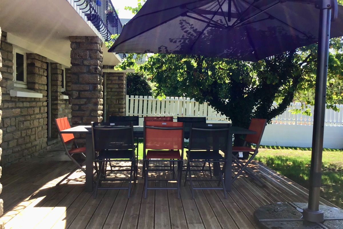 Terrasse avec salon de jardin    - Location de vacances - Concarneau