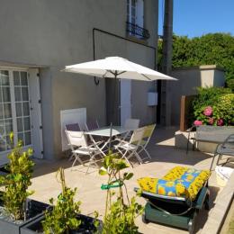 Terrasse avec salon de jardin  - Location de vacances - Kerlouan