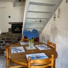 Coin repas et fleurs du jardin - Location de vacances - Hanvec