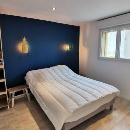 Chambre avec lit 140 au rdc - Location de vacances - Ploudalmézeau