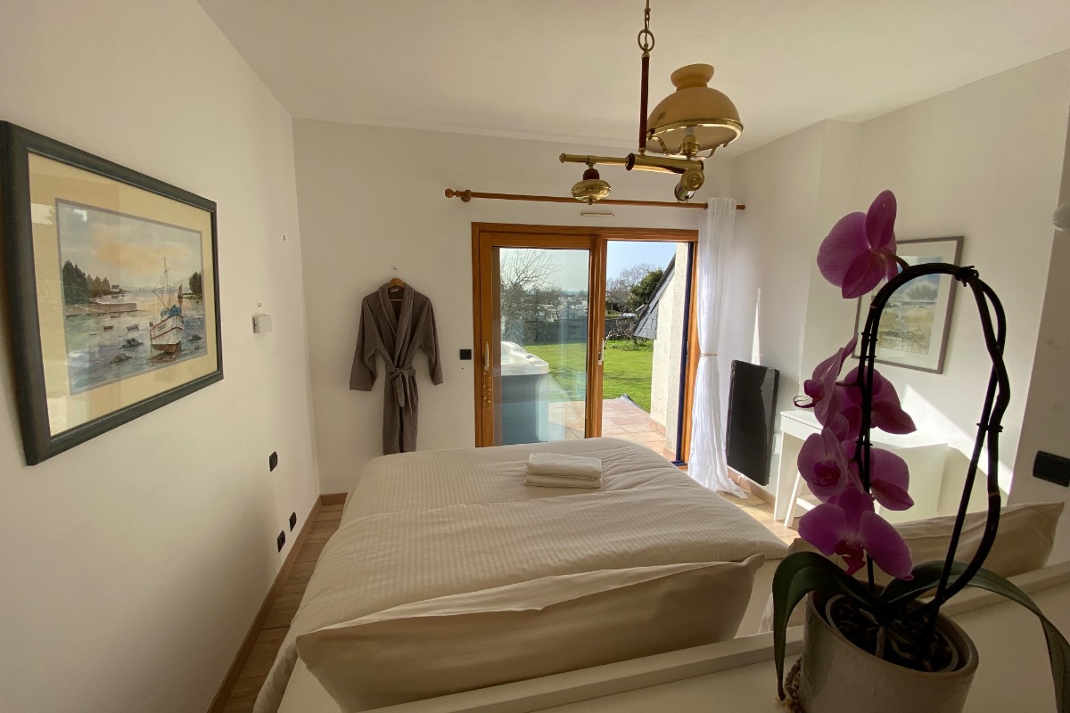 Chambre 1 avec lit 160x200, grand dressing, coiffeuse et accès sur la terrasse avec spa - Location de vacances - La Forêt-Fouesnant