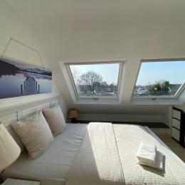 Etage : chambre 2 avec lit 160x200 en mezzanine, volets roulants électriques, vue mer - Location de vacances - La Forêt-Fouesnant