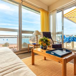 Salon-séjour avec vue mer et accès balcon - Location de vacances - Bénodet