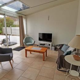 Salon donnant sur terrasse avec TV, WIFI - Location de vacances - Lanmeur