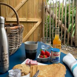 Panier petit-déjeuner avec des produits maison et locaux - Chambre d'hôtes - Plonéour-Lanvern