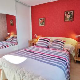 Chambre avec lit 140 au RDC - Location de vacances - Milizac-Guipronvel