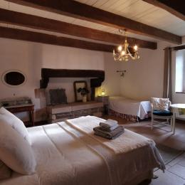 RDC: Chambre 1 avec lit 160 et  lit 90  - Location de vacances - Bannalec