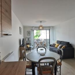 espace salon TV avec accès balcon pour prendre son petit-déjeuner - Location de vacances - Fouesnant