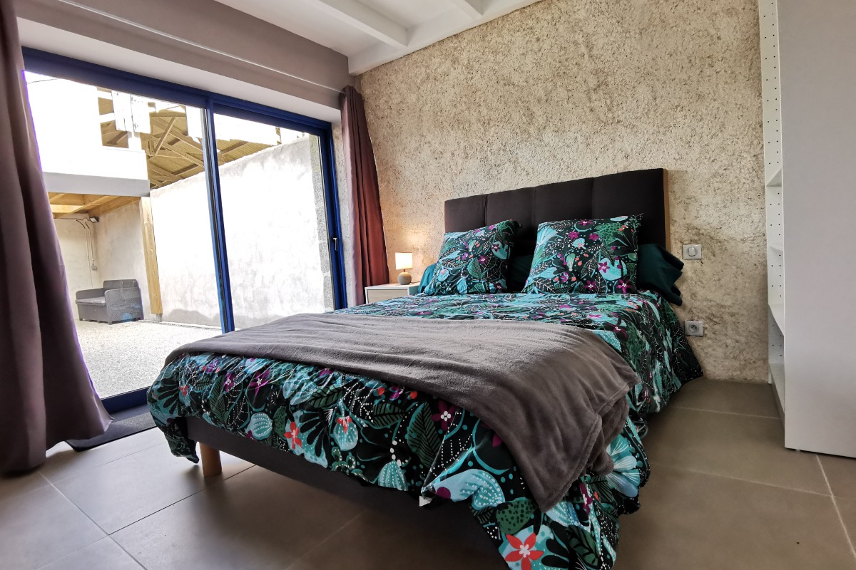 RDC: chambre 1 avec lit 140 - Location de vacances - Plourin