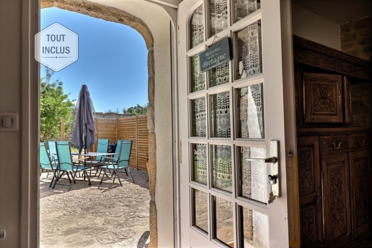 Porte entrée de la maison avec accès à la terrasse et jardin - Location de vacances - Plonéour-Lanvern