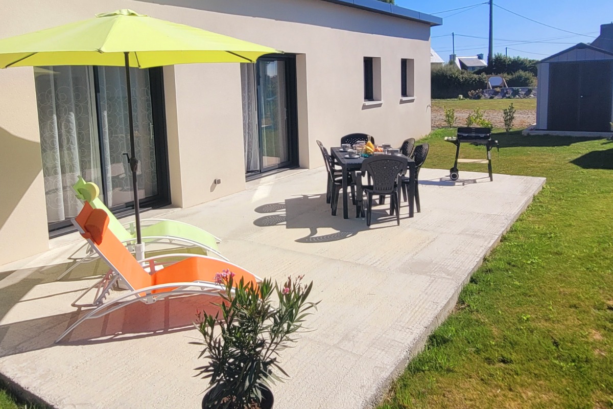 Terrasse avec salon de jardin  - Location de vacances - Saint-Pabu