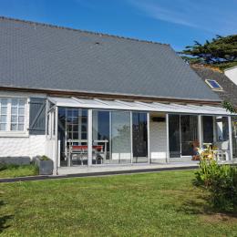 L'arrière de la maison avec véranda, terrasse, terrain de pétanque sur grand jardin clos  - Location de vacances - Ploudalmézeau