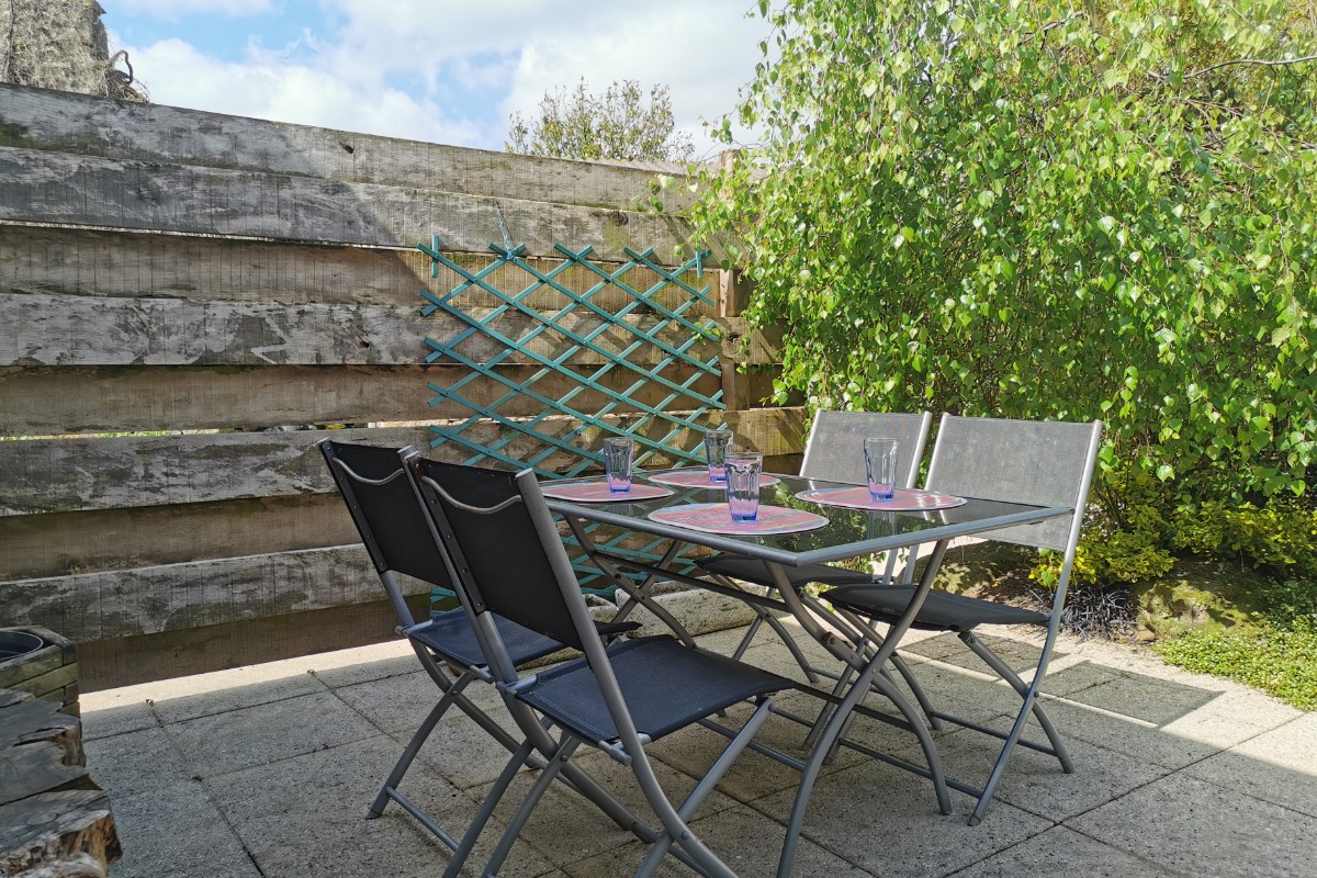 Terrasse avec salon de jardin - Location de vacances - Le Cloître-Saint-Thégonnec