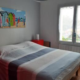 Chambre avec un lit 160 et placard  - Location de vacances - Bénodet