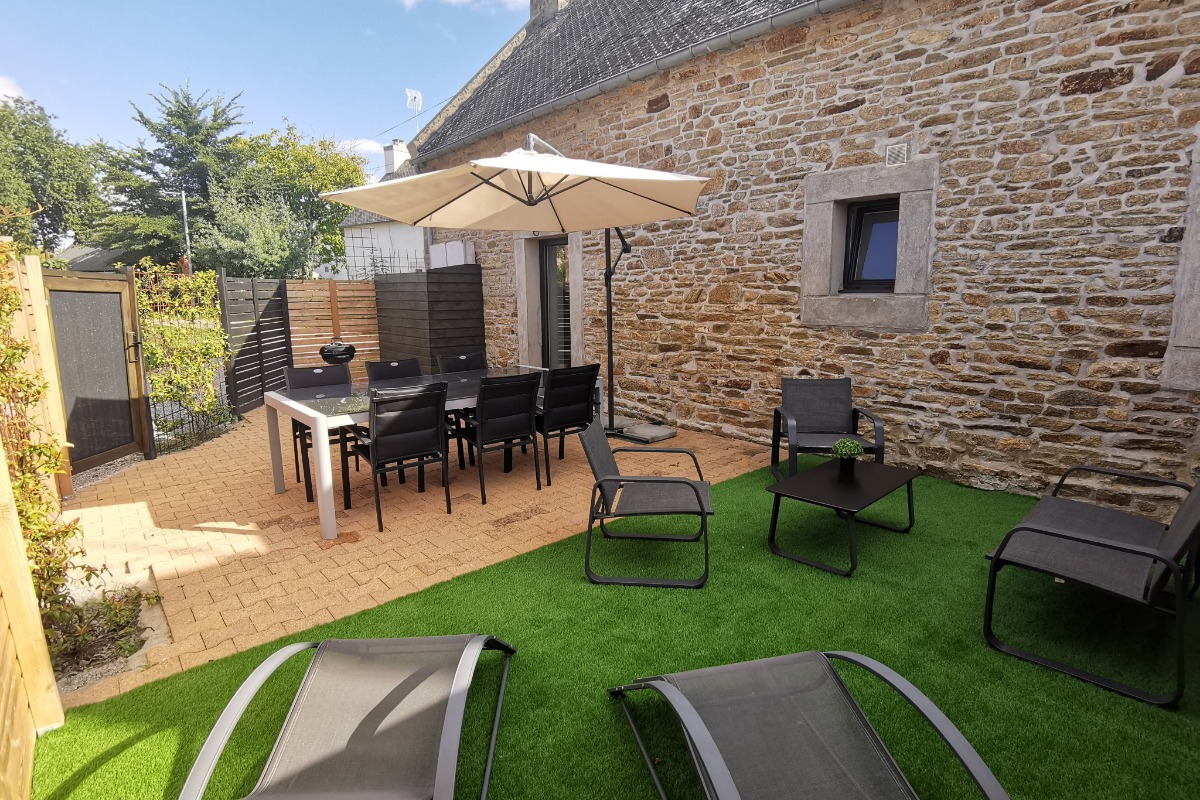 Terrasse close avec salon de jardin, barbecue - Location de vacances - Moëlan-sur-Mer