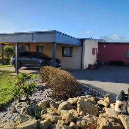 Le carport et la cour pour garer vos voitures - Location de vacances - Plounéour-Brignogan-plages