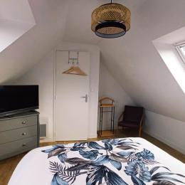 chambre avec lit double - commode et TV - Location de vacances - Sibiril