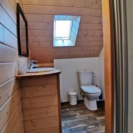 salle d'eau privative avec WC communicante - Chambre d'hôtes - Cléden-Cap-Sizun