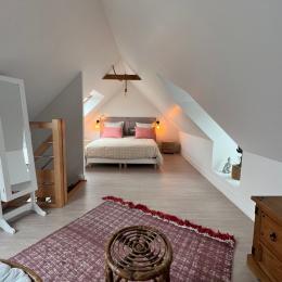 Très grande chambre avec lit 160 et dressing  - Location de vacances - Quéménéven