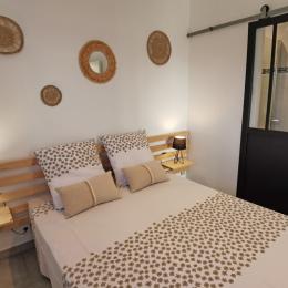 Une chambre avec un lit 140 et salle d'eau communicante - Location de vacances - Treffiagat