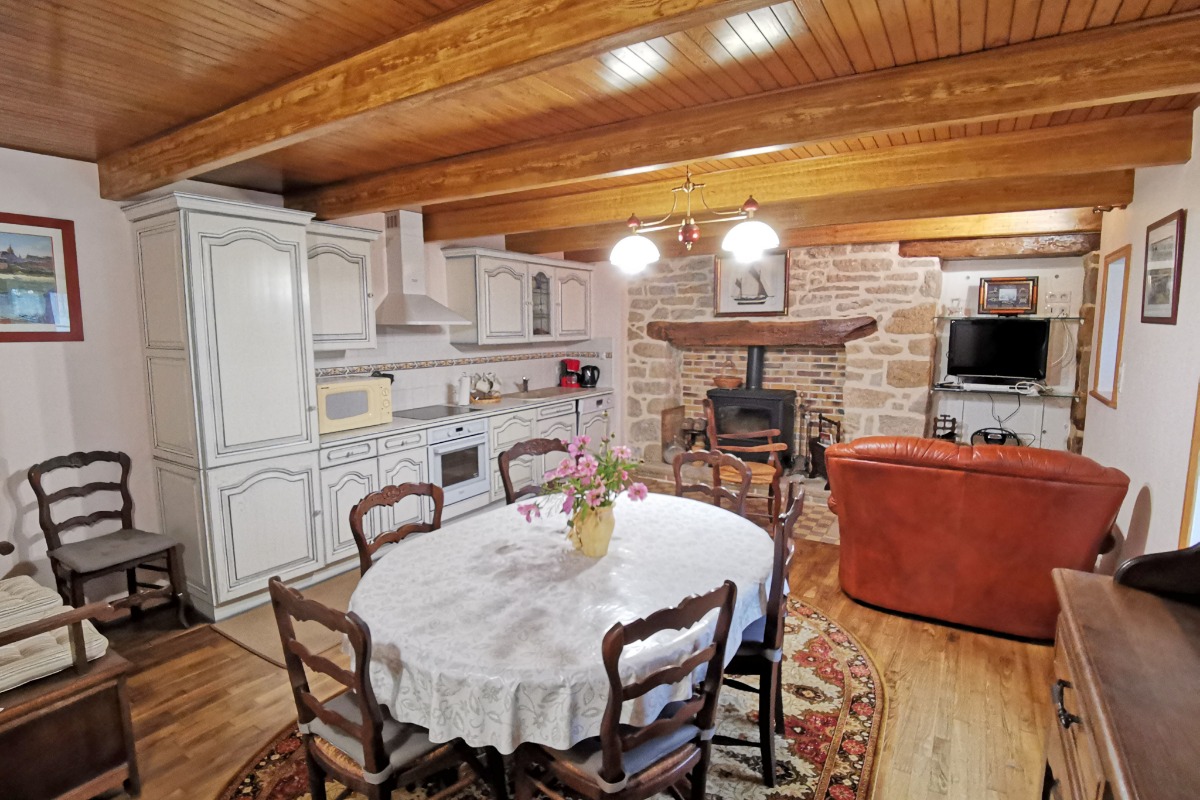 PIèce de vie avec cuisine, table de séjour et coin salon - Location de vacances - Plouhinec