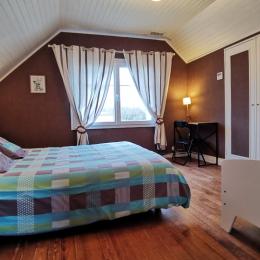 Etage: Chambre avec lit 140 et lit 90 extensible (jusqu'à 1.90)
 - Location de vacances - Moëlan-sur-Mer