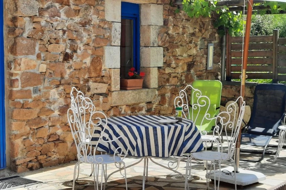 Pièce de vie lumineuse et spacieuse donnant sur terrasse  - Location de vacances - Plougasnou