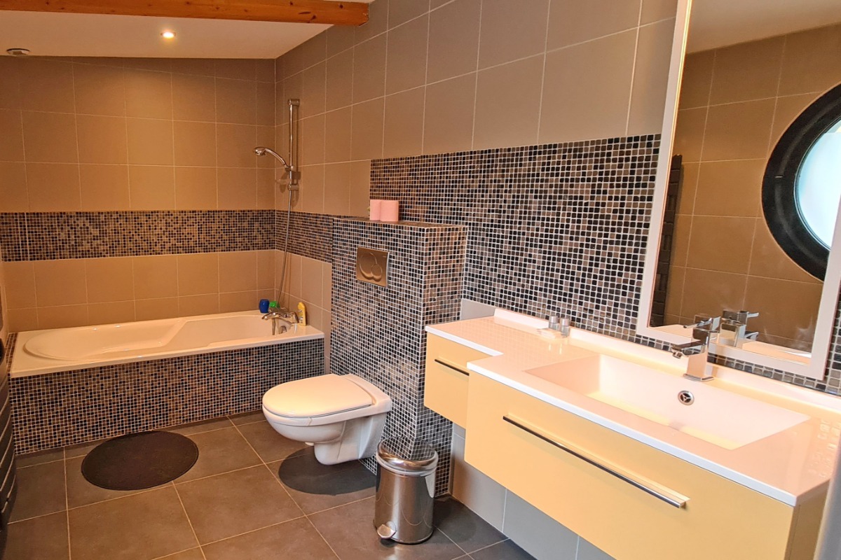 Salle de bain avec wc privatifs et communicants à la chambre  - Chambre d'hôtes - Bénodet