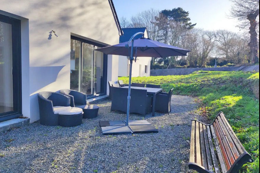 Terrasse avec parasol, barbecue - Extérieur non terminé - Location de vacances - Clohars-Carnoët