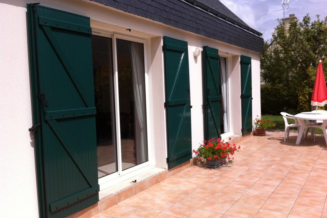 Terrasse avec salon de jardin - Location de vacances - Moëlan-sur-Mer