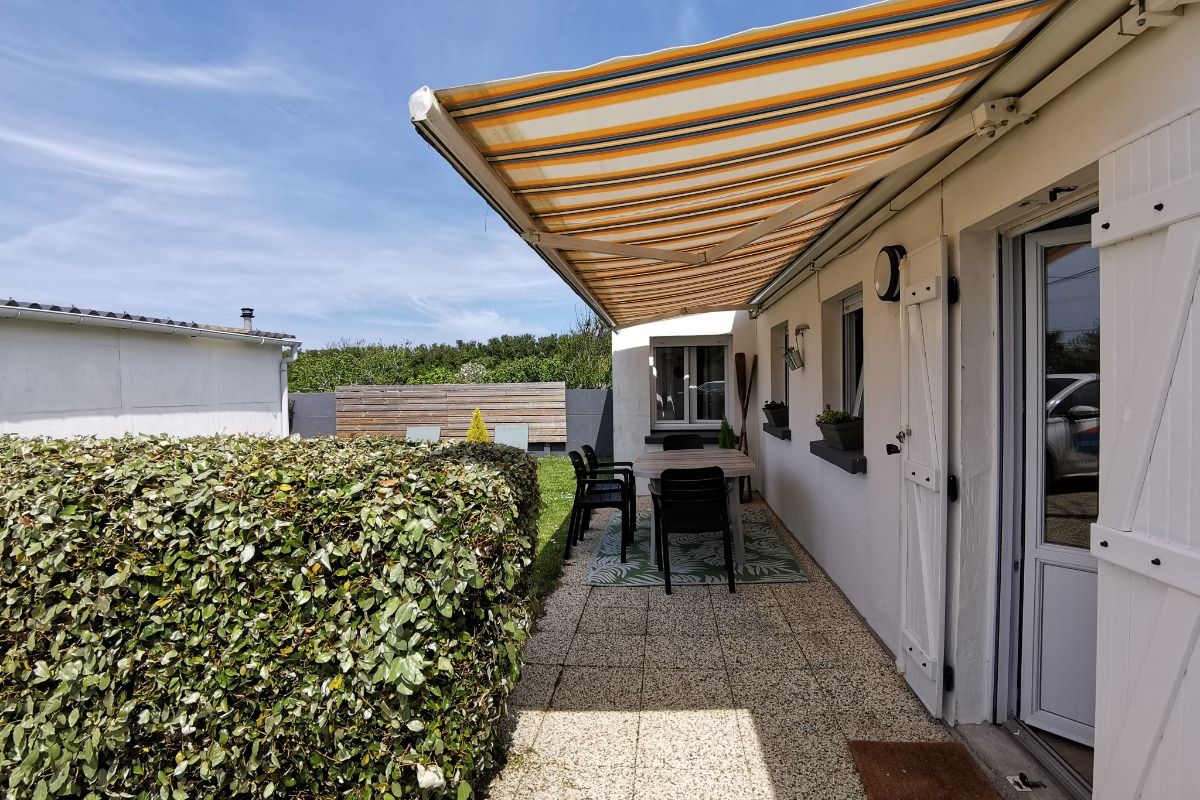 Façade de la maison avec terrasse ombragée - Location de vacances - Porspoder