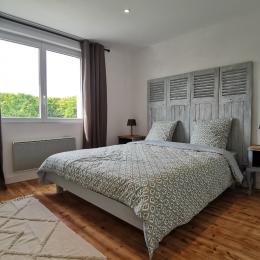 Etage 1: Chambre 1 avec lit 160 et vue jardin - Location de vacances - Carantec