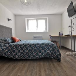Chambre avec lit 140, TV et bureau - Location de vacances - Lesneven