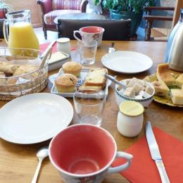 Petit déjeuner fait maison, table d'hôtes sur réservation - Chambre d'hôtes - Locquénolé