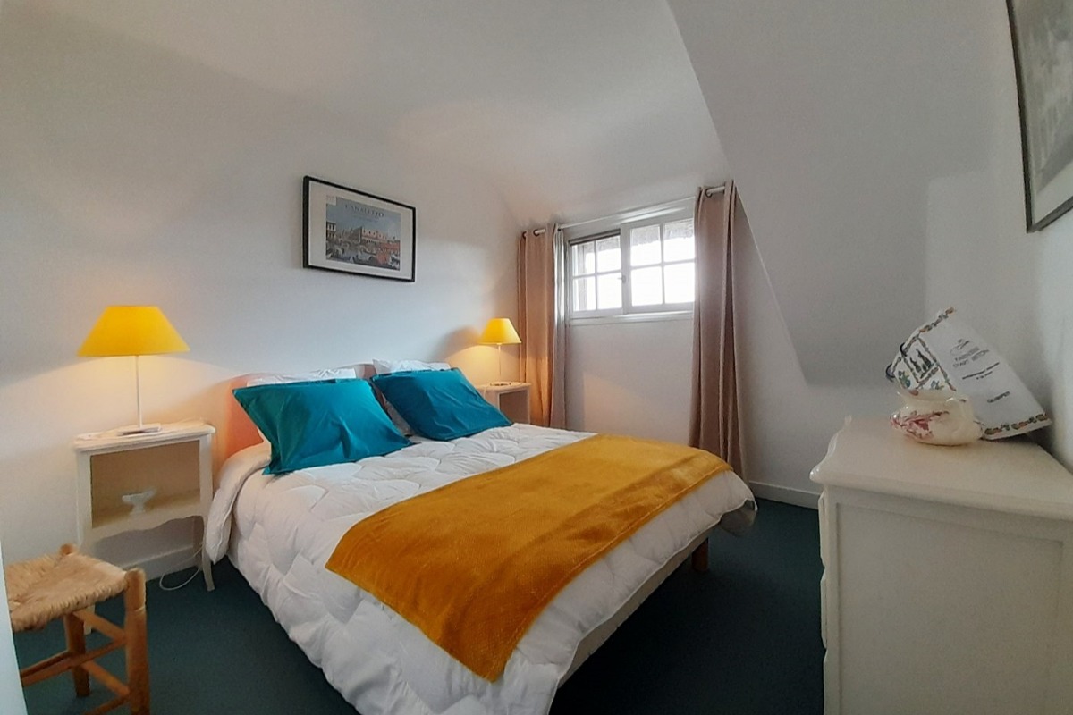 Etage: Chambre 1 avec lit 140 - Location de vacances - Guilvinec