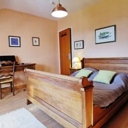 Etage: Chambre 4 : Pêche avec lit 140 - Chambre d'hôtes - Plozévet