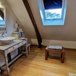 Salle d'eau ouverte sur la cambre avec WC privatif  - Chambre d'hôtes - Plogastel-Saint-Germain