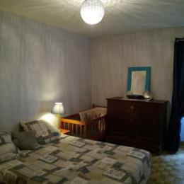 la chambre avec un lit en 140 - Location de vacances - Saint-Denis