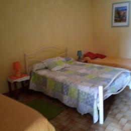 Chambre avec 2 lits 1 personne et 1 lit en 140 - Location de vacances - Saint-Denis