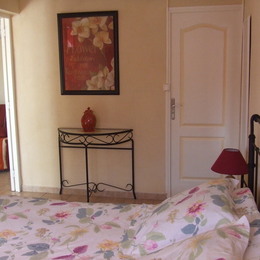 La chambre avec son lit 2 personnes - Chambre d'hôtes - Chusclan