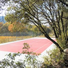 Le terrain de tennis privé dans le parc - Location de vacances - Saint-Clément