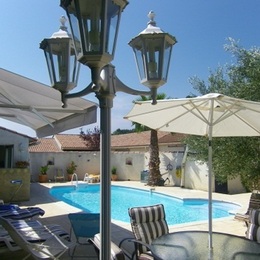 la piscine avec terrasse et transats - Location de vacances - Chusclan